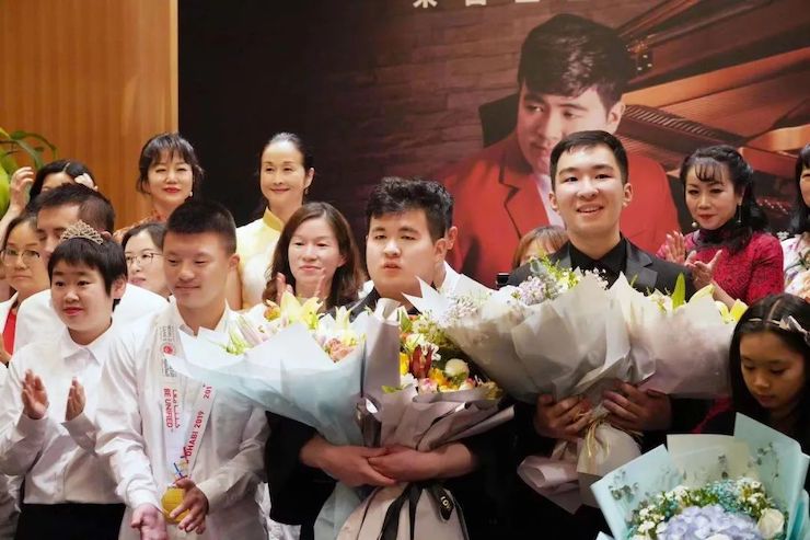 音乐双子星，点亮冬日激情！——J9九游会未来艺术家刘明康爱心公益音乐沙龙